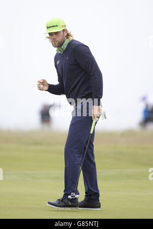 Der Schwede Johan Carlsson feiert am zweiten Tag der Scottish Open im Gullane Golf Club, East Lothian, nach seinem Putt am 13. Rang. Stockfoto