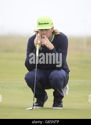 Der Schwede Johan Carlsson legt seinen Putt am 13. Während des zweiten Tages der Scottish Open im Gullane Golf Club, East Lothian, an. Stockfoto