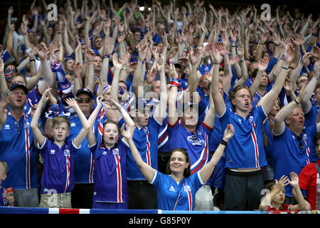 Island-fans jubeln auf seiner Seite auf der Tribüne in der Runde der 16 Spiel im Stade de Nice, Nizza, Frankreich. Stockfoto