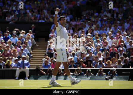 Novak Djokovic feiert den Sieg über Richard Gasquet während des Tages Elf der Wimbledon Championships beim All England Lawn Tennis und Croquet Club, Wimbledon. Stockfoto