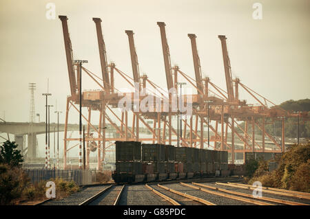 SEATTLE, WA - AUG 14: Kran Turm und Güterzug auf See Hafen am 14. August 2015 in Seattle. Seattle ist die größte Stadt in der Stockfoto