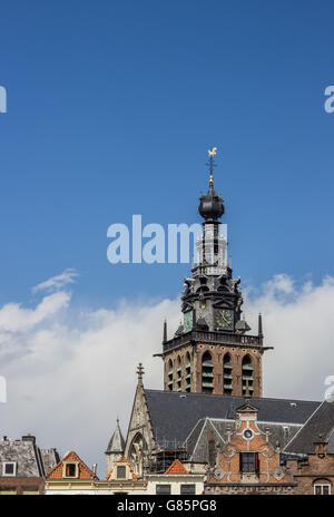 Turm der Kirche Stevens über alten Fassaden in Nijmegen, Niederlande Stockfoto