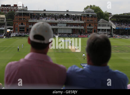 Cricket - Zweiter Investec Ashes Test - England gegen Australien - Tag eins - Lord's. Der englische James Anderson schält sich während des zweiten Investec Ashes Tests bei Lord's, London, an den australischen Steve Smith. Stockfoto