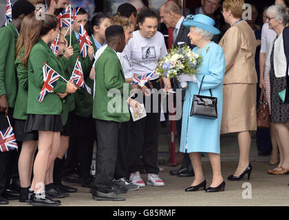 Queen Elizabeth II. Spricht mit Schülern während einer Tour durch die Sydney Russell School in Dagenham, Ost-London. Stockfoto