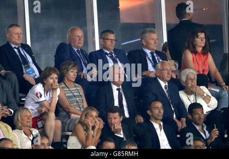 (links nach rechts) FA Vorsitzender Greg Dyke, FA Vorstandsvorsitzender Martin Glenn und David Gill auf der Tribüne in der Runde der 16 Spiel im Stade de Nice, Nizza, Frankreich. Stockfoto