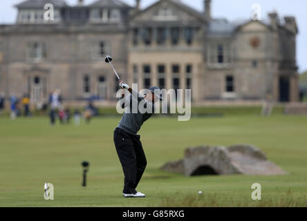 USA's Tiger Woods Abschläge aus dem 18. Während des ersten Tages der Open Championship 2015 in St Andrews, Fife. Stockfoto