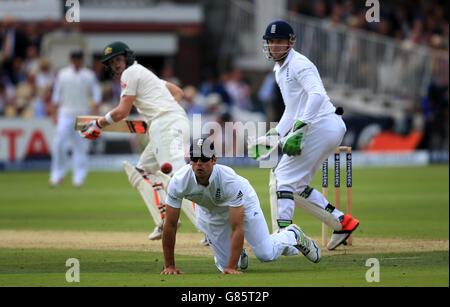 England Kapitän Alastair Cook (Mitte) und Wicketkeeper Jos Buttler (rechts) beobachtet den Ballkopf für vier Runs vor dem australischen Schlagmann Steve Smith beim zweiten Investec Ashes Test in Lord's, London. DRÜCKEN Sie VERBANDSFOTO. Bilddatum: Donnerstag, 16. Juli 2015. Siehe PA Geschichte CRICKET England. Bildnachweis sollte lauten: Nick Potts/PA Wire. EINSCHRÄNKUNGEN: . Keine kommerzielle Nutzung ohne vorherige schriftliche Zustimmung der EZB. Standbilder verwenden nur keine bewegten Bilder, um Broadcast zu emulieren. Kein Entfernen oder Verdecken von Sponsorlogos. Weitere Informationen erhalten Sie unter +44 (0)1158 447447 Stockfoto