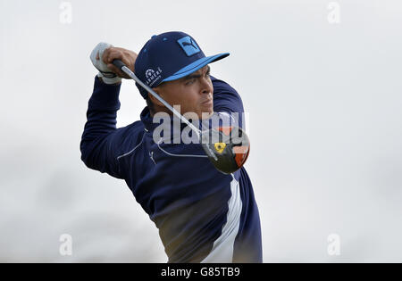 Die USA Rickie Fowler schlägt am ersten Tag der Open Championship 2015 in St Andrews, Fife, den 6. Ab. Stockfoto