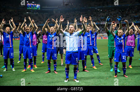 Islands Aron Gunnarsson (Mitte) führt die Island-feiern auf dem Spielfeld nach der Runde der 16 Spiel im Stade de Nice, Nizza, Frankreich. Stockfoto