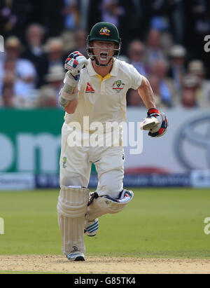 Cricket - Zweiter Investec Ashes Test - England gegen Australien - Tag eins - Lord's. Der australische Schlagmann Chris Rogers feiert seinen 100 nicht-out-Test während des zweiten Investec Ashes Tests bei Lord's, London. Stockfoto