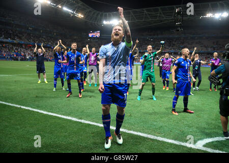 Islands Aron Gunnarsson (Mitte) führt die Island-feiern auf dem Spielfeld nach der Runde der 16 Spiel im Stade de Nice, Nizza, Frankreich. Stockfoto