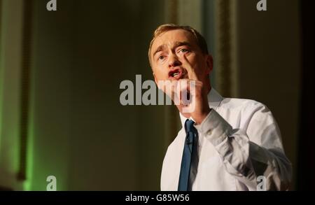 Tim Farron spricht in der Islington Assembly Hall, London, da er zum neuen Vorsitzenden der Liberaldemokraten gewählt wurde, hat die Partei angekündigt. Stockfoto