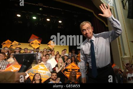 Tim Farron spricht in der Islington Assembly Hall, London, da er zum neuen Vorsitzenden der Liberaldemokraten gewählt wurde, hat die Partei angekündigt. Stockfoto