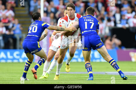 St. Helens Louie McCarthy-Scarsbrook wird von Gareth O'Brien von Warrington Wolves (links) und Ben Currie (rechts) während des Super League-Spiels im Halliwell Jones Stadium, Warrington, getackt. Stockfoto