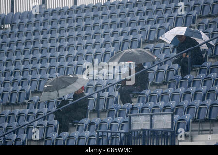 Golffans schützen sich am zweiten Tag der Open Championship 2015 in St Andrews, Fife, unter Sonnenschirmen vor den Elementen. Stockfoto