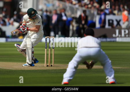 Cricket - Zweiter Investec Ashes Test - England gegen Australien - Tag zwei - Lord's. Am zweiten Tag des zweiten Investec Ashes Tests in Lord's, London, schlägt der Australier Chris Rogers den Helm. Stockfoto