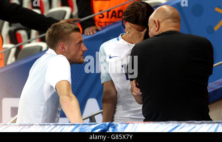 Englands Jamie Vardy mit Frau Rebekka, die erscheint niedergeschlagen in der Runde der 16 Spiel im Stade de Nice, Nizza, Frankreich. Stockfoto