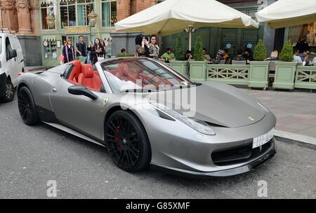 Ein Ferrari 458 Spyder ein Parkschein auf der Windschutzscheibe, vor Harrods in Knightsbridge im Zentrum von London. Stockfoto