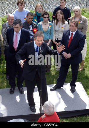 Bundeskanzler Gordon Brown (links) und stellvertretender Premierminister John Prescott hören zu, während Großbritanniens Premierminister Tony Blair eine Rede vor den Unterstützern hält. Stockfoto