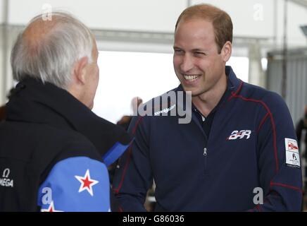 Der Duke of Cambridge spricht mit Gästen im Team-Technikbereich der Royal Navy Historic Dockyard, Portsmouth, während eines Besuchs am zweiten Tag der Eröffnung der America's Cup World Series, die in den Gewässern vor Portsmouth ausgetragen wird. Stockfoto