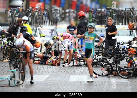 Riders Crash während der Women's La Course by Le Tour eintägiges Rennen in Paris Champs-Elysees, Frankreich. Stockfoto