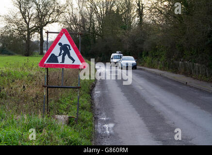 Männer bei der Arbeit melden, auf einer englischen Landstraße Stockfoto