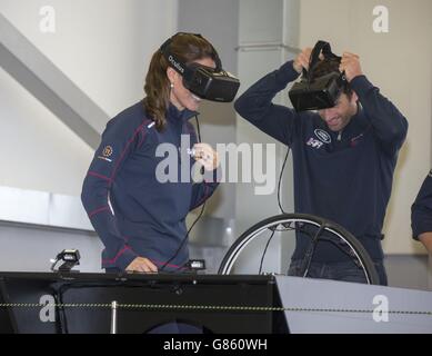 Die Herzogin von Cambridge mit Sir Ben Ainslie auf einem Simulator, Besuch der Home of Land Rover BAR im britischen Team-Hauptquartier in Portsmouth, während eines Besuchs am zweiten Tag der Eröffnung der America's Cup World Series in Gewässern vor Portsmouth statt. Stockfoto