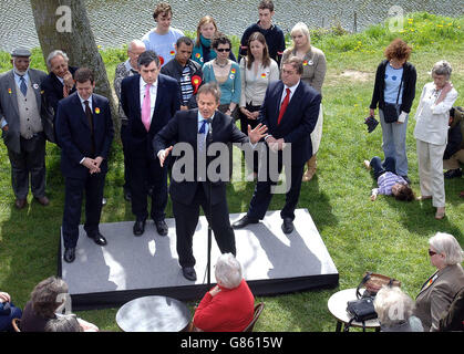 Bundeskanzler Gordon Brown (links) und stellvertretender Premierminister John Prescott hören zu, während Großbritanniens Premierminister Tony Blair eine Rede vor den Anhängern der Labour Party in Baildon bei Shipley hält. Stockfoto