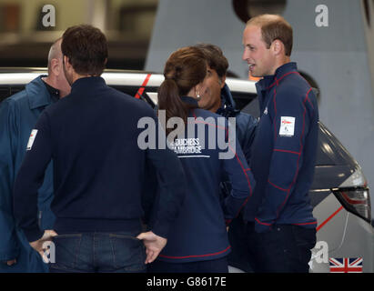 Der Duke und die Herzogin von Cambridge treffen Mitarbeiter und Gäste im BARHAUPTSITZ (Ben Ainslie Racing) in Portsmouth, Hampshire, als Teil eines Besuches am zweiten Tag der Eröffnungsetappe der America's Cup World Series, die in den Gewässern vor Portsmouth ausgetragen wird. Stockfoto