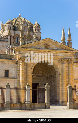 Hauptfassade der Kathedrale San Salvador in Zamora, Castilla y Leon. Spanien. Stockfoto