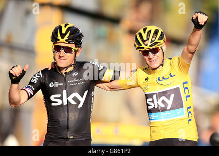 Chris Froome (gelbes Trikot) von Team Sky überquert die Ziellinie mit Teamkollege Geraint Thomas bei der 21. Etappe der Tour de France 2015 zwischen Sevres und Paris Champs-Elysees. Stockfoto