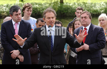 Bundeskanzler Gordon Brown (links) und stellvertretender Premierminister John Prescott hören zu, während der britische Premierminister Tony Blair sich an die Anhänger der Labour Party in Shipley, Yorkshire, wendet. Stockfoto