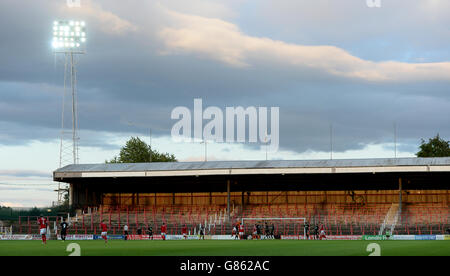 Ein allgemeiner Blick auf die ungenutzte Stehterrasse auf dem Pferderennbahn-Gelände während des Spiels zwischen Wrexham und Stoke City, während des Vorsaison-Spiels auf dem Pferderennbahn-Gelände, Wrexham. Stockfoto