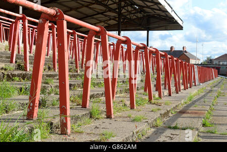 Ein allgemeiner Blick auf die ungenutzte Stehterrasse auf dem Pferderennplatz vor dem Spiel zwischen Wrexham und Stoke City, während der Vorsaison Spiel auf Rennbahn Boden, Wrexham. Stockfoto