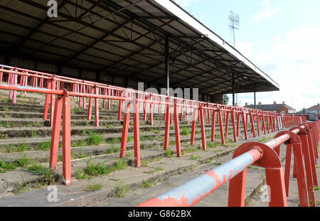Ein allgemeiner Blick auf die ungenutzte Stehterrasse auf dem Pferderennplatz vor dem Spiel zwischen Wrexham und Stoke City, während der Vorsaison Spiel auf Rennbahn Boden, Wrexham. Stockfoto