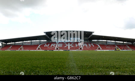 Eine allgemeine Ansicht des Rennbahnplatzes vor dem Spiel zwischen Wrexham und Stoke City während des Vorsaison-Spiels auf dem Rennbahngelände Wrexham. Stockfoto