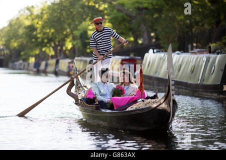 Ilari Ridolfi aus Perugia in Italien (rechts) flirtet mit Davide Infantino aus Sizilien, um die lastminute.com School of Flirting an Bord einer Gondel im Londoner Little Venice zu starten. Stockfoto