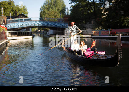 Ilari Ridolfi aus Perugia in Italien (rechts) flirtet mit Davide Infantino aus Sizilien, um die lastminute.com School of Flirting an Bord einer Gondel im Londoner Little Venice zu starten. Stockfoto