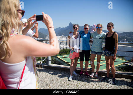 Mitglieder des britischen Triathlon-Teams bei einem Besuch bei Sugar Loaf in Urca, Rio de Janeiro. DRÜCKEN Sie VERBANDSFOTO. Ausgabedatum: Dienstag, 4. August 2015. Dieser Mittwoch, 5. August, markiert ein Jahr nach dem Start der Olympischen Spiele 2016, die in Rio de Janeiro, Brasilien stattfinden wird gehen. Bildnachweis sollte lauten: Mauro Pimentel/PA Wire. Stockfoto