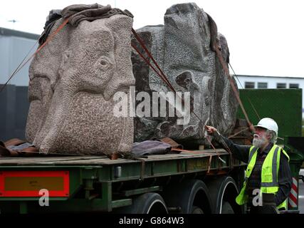 Elefantenskulptur am Flughafen Edinburgh. Der Bildhauer Ronald Rae bringt seine 3 Tonnen schwere Baby-Elefantenskulptur am Flughafen Edinburgh in Position. Stockfoto