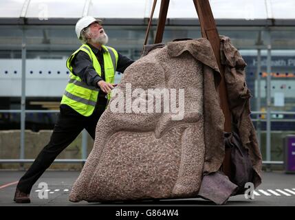 Der Bildhauer Ronald Rae versetzt seine 3 Tonnen schwere Baby-Elefantenskulptur am Flughafen Edinburgh in Position. Stockfoto