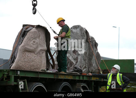 Elefantenskulptur am Flughafen Edinburgh. Der Bildhauer Ronald Rae (rechts) bewegt seine 3 Tonnen schwere Baby-Elefantenskulptur am Flughafen Edinburgh in Position. Stockfoto