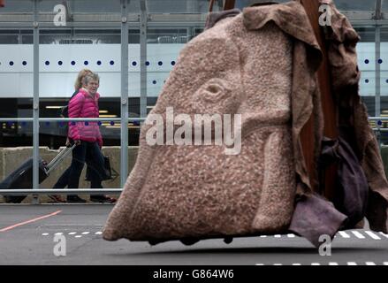 Elefantenskulptur am Flughafen Edinburgh. Die Menschen beobachten, wie eine 3 Tonnen schwere Baby-Elefantenskulptur des Bildhauers Ronald Rae am Flughafen Edinburgh in Position kommt. Stockfoto