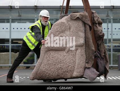 Der Bildhauer Ronald Rae versetzt seine 3 Tonnen schwere Baby-Elefantenskulptur am Flughafen Edinburgh in Position. Stockfoto