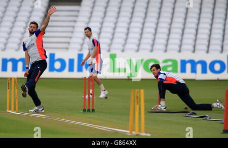 Cricket - Dritter Investec Ashes Test - England Nets - Erster Tag - Trent Bridge. England Bowler Liam Plunkett mit Steven Finn (rechts) und Mark Wood (Mitte) während der Nets Session in Trent Bridge, Nottingham. Stockfoto