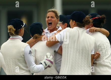 Die englische Katherine Brunt (Mitte) feiert mit ihren Teamkollegen, nachdem sie am dritten Tag des Women's Ashes Tests am Spitfire Ground in Canterbury das Dickicht der australischen Elyse Villani gemacht hat. Stockfoto