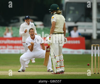 Englands Katherine Brunt feiert die Teilnahme von Kapitän Meg Lanning (rechts) an einer Ente am dritten Tag des Women's Ashes Tests am Spitfire Ground in Canterbury. Stockfoto