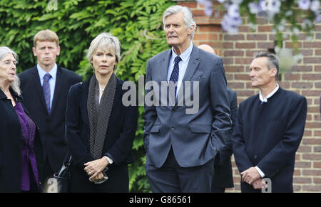 Simon Williams (zweiter rechts) kommt am Reading Crematorium für die Beerdigung George Cole an. Stockfoto