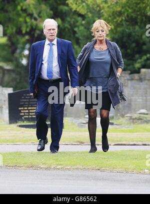 Dennis Waterman kommt am Reading Crematorium für die Beerdigung George Cole. Stockfoto