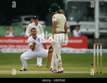 Englands Katherine Brunt feiert die Teilnahme von Kapitän Meg Lanning (rechts) an einer Ente am dritten Tag des Women's Ashes Tests am Spitfire Ground in Canterbury. Stockfoto